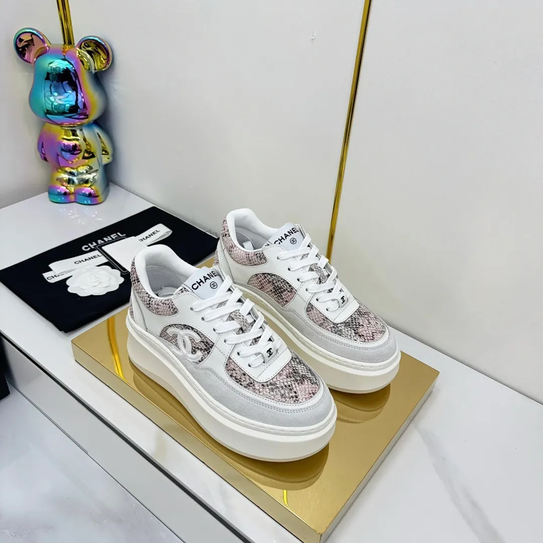👟👟Ex-factory price 680👟👟 Upgraded version, upgraded version, upgraded version! No rebuttal accepted! ! ! ! Chanel Chanel panda shoes! 2025 counter's top casual sports shoes. This classic design; the upper is electro-embroidered with a variety of techniques; the outsole is fashionable and sporty; the unusual inclusion of a variety of color matching elements... The diversified mix and match is very good-looking and versatile, and can be used for leisure, fashion, sports, and outdoor... ꫛꫀꪝ Go➫ Materials: ❶Upper made of: original imported first-layer silk cowhide + original waterproof cloth + original first-layer cowhide ❷Inner lining: Original Yangli+Net ❸Outsole based on: Original TPU combination outsole Counter boutique packaging complete set for women 35–41 👉 👉 👉 👉 👉 👉 👉